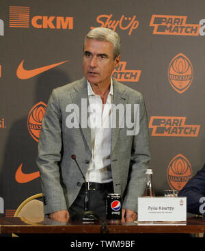 Portugiesische Trainer Luis Castro spricht bei seiner Präsentation als neuer Cheftrainer des FC Shakhtar Donetsk in Kiew. Luis Castro unterzeichnete einen Zweijahresvertrag beim FC Shakhtar Donetsk als Ersatz für landsmann Paulo Fonseca, die für A.S. Roma, nachdem er drei ukrainischen Premier League Meisterschaften in einer Reihe links. Stockfoto