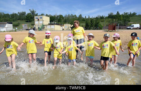 18. Juni 2019, Sachsen-Anhalt, Mücheln-Stöbnitz: Die Kinder der Ant Gruppe das Abenteuer Kindergarten "Regenbogen" in Mücheln-Stöbnitz Erfrischen mit ihren Erzieher Jennifer Geheb in der geiseltalsee nicht weit von ihren kleinen Versteck auf den Aussichtsturm. Jeden Tag bis zu 12 Vorschulkinder und ihre Lehrer Erkunden der Natur und der waldreichen Gegend nicht weit von der größte künstliche See in Deutschland. Das pädagogische Konzept basiert auf einer Nähe zur Natur- und Erlebnispädagogik. Foto: Waltraud Grubitzsch/dpa-Zentralbild/ZB Stockfoto