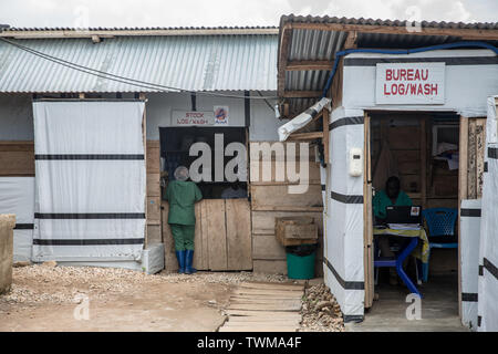 Beni, der Demokratischen Republik Kongo. 12 Juni, 2019. Der Eingang des Ebola Behandlung Center in Beni, im Osten der Demokratischen Republik Kongo Die Demokratische Republik Kongo ist derzeit die zweite schlimmsten Ebola Ausbruch in der aufgezeichneten Geschichte erleben. Mehr als 1.400 Menschen sind gestorben. Credit: Sally Hayden/SOPA Images/ZUMA Draht/Alamy leben Nachrichten Stockfoto