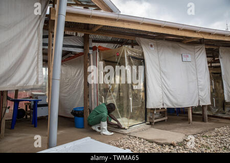 Beni, der Demokratischen Republik Kongo. 12 Juni, 2019. Eine medizinische Mitarbeiter sichert eine isolierte Einheit im Ebola Behandlung Center in Beni, im Osten der Demokratischen Republik Kongo Die Demokratische Republik Kongo erlebt derzeit die zweite schlimmsten Ebola Ausbruch in der aufgezeichneten Geschichte. Mehr als 1.400 Menschen sind gestorben. Credit: Sally Hayden/SOPA Images/ZUMA Draht/Alamy leben Nachrichten Stockfoto