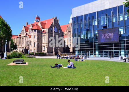 Christie (links) und Alan Gilbert Learning Commons (rechts) an der Universität von Manchester, Greater Manchester, UK, das hält einen Bachelor Tag der offenen Tür am 21. Juni 2019, die er als "die Chance, mehr über die Herausforderungen, Möglichkeiten und Chancen, die mit dem akademischen und sozialen Leben, an der Universität von Manchester zu finden - und unsere lebhaften Campus und aufregende Stadt erkunden. Stockfoto