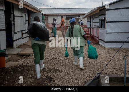 Beni, der Demokratischen Republik Kongo. 12 Juni, 2019. Medizinische Arbeiter Spaziergang durch die Ebola Behandlung Center in Beni, im Osten der Demokratischen Republik Kongo Die Demokratische Republik Kongo erlebt derzeit die zweite schlimmsten Ebola Ausbruch in der aufgezeichneten Geschichte. Mehr als 1.400 Menschen sind gestorben. Credit: Sally Hayden/SOPA Images/ZUMA Draht/Alamy leben Nachrichten Stockfoto