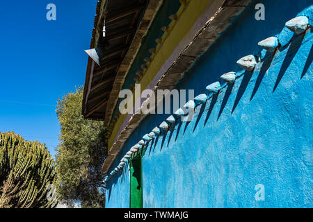 Blue House in der Nähe der äthiopischen orthdox Christian Wukro Cherkos Felsen gehauene Kirche, Äthiopien, Afrika Stockfoto