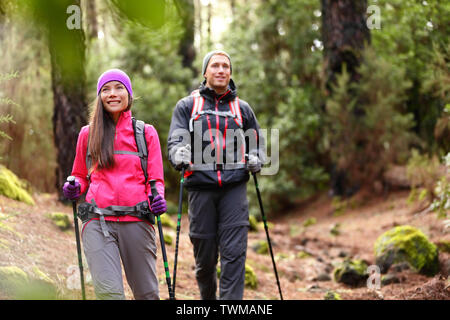 Wanderer paar Backpackers wandern im Wald auf dem Weg in die Berge. Stockfoto