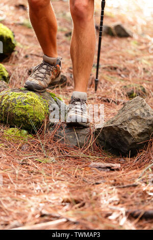 Wanderer - aus der Nähe von männlichen wandern Schuhe und Stiefel. Mann auf Wanderung in den Wald. Stockfoto