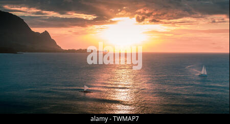 Segelboote Segeln bei Sonnenuntergang auf Hawaii Küste Stockfoto