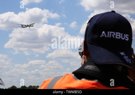 Paris, Frankreich. 17 Juni, 2019. Ein Mann nimmt Fotos als Airbus A330 NEO während eines Fluges Anzeige auf der 53. Internationalen führt der Paris Air Show in Le Bourget Airport in der Nähe von Paris, Frankreich, 17. Juni 2019 statt. Credit: Gao Jing/Xinhua/Alamy leben Nachrichten Stockfoto