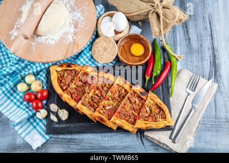 Die traditionelle türkische Küche: pide mit cubed Fleisch/kusbasili Pide. türkische Pita Konzept. Stockfoto