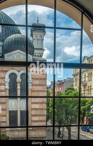 Blick auf Sofia's Synagoge vom Historischen Zentrum von Sofia Markthalle, Sofia, Bulgarien, Stockfoto