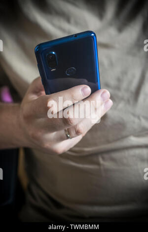 Belgrad, Serbien - 17. Juni 2019: Neue Motorola eine Vision Telefon in einem mans hand Stockfoto