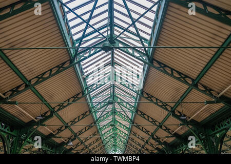 Dach der historischen Central Sofia Market Hall, eine alte Markthalle im Zentrum von Sofia, Bulgarien Stockfoto