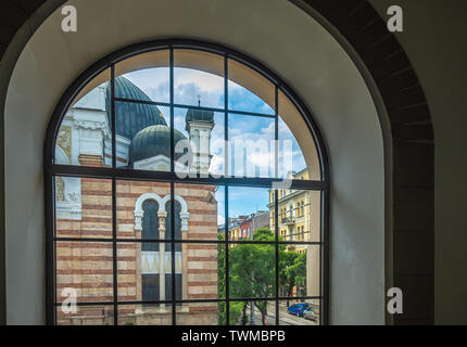 Blick auf Sofia's Synagoge vom Historischen Zentrum von Sofia Markthalle, Sofia, Bulgarien, Stockfoto