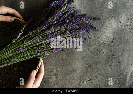 Frischem Lavendel Garten Blumen auf rustikalen dunklen Hintergrund Stockfoto