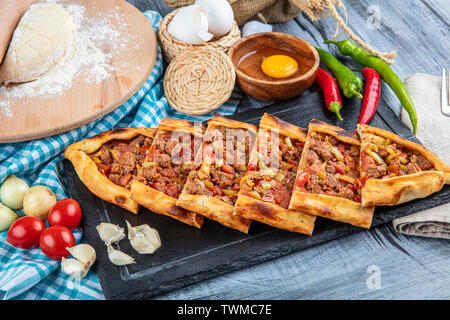 Die traditionelle türkische Küche: pide mit cubed Fleisch/kusbasili Pide. türkische Pita Konzept. Stockfoto