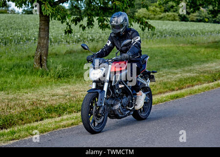 Ruppach Goldhausen, Deutschland. Juni, 2019 21. Ein Motorradfahrer fährt mit einem Yamaha mit 125 ccm über eine Landstraße im Westerwald. Entwurf einer Verordnung des Bundesministeriums für Verkehr veröffentlichte am 21.06.2019 sieht vor, dass Autofahrer kann auch so genannte Leichtkrafträder fallen unter bestimmten Bedingungen. Quelle: Thomas Frey/dpa/Alamy leben Nachrichten Stockfoto