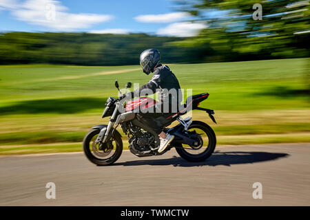 Ruppach Goldhausen, Deutschland. Juni, 2019 21. Ein Motorradfahrer fährt mit einem Yamaha mit 125 ccm über eine Landstraße im Westerwald. Entwurf einer Verordnung des Bundesministeriums für Verkehr veröffentlichte am 21.06.2019 sieht vor, dass Autofahrer kann auch so genannte Leichtkrafträder fallen unter bestimmten Bedingungen. (Dpa: "Notfall Ärzte kritisieren Motorrad voraus 'Credit): Thomas Frey/dpa/Alamy leben Nachrichten Stockfoto