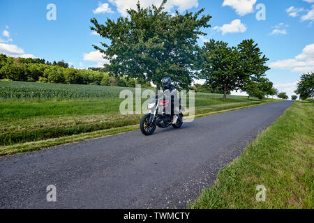 Ruppach Goldhausen, Deutschland. Juni, 2019 21. Ein Motorradfahrer fährt mit einem Yamaha mit 125 ccm über eine Landstraße im Westerwald. Entwurf einer Verordnung des Bundesministeriums für Verkehr veröffentlichte am 21.06.2019 sieht vor, dass Autofahrer kann auch so genannte Leichtkrafträder fallen unter bestimmten Bedingungen. Quelle: Thomas Frey/dpa/Alamy leben Nachrichten Stockfoto