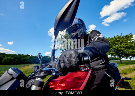 Ruppach Goldhausen, Deutschland. Juni, 2019 21. Ein Motorradfahrer fährt mit einem Yamaha mit 125 ccm über eine Landstraße im Westerwald. Entwurf einer Verordnung des Bundesministeriums für Verkehr veröffentlichte am 21.06.2019 sieht vor, dass Autofahrer kann auch so genannte Leichtkrafträder fallen unter bestimmten Bedingungen. (Dpa: "Notfall Ärzte kritisieren Motorrad voraus 'Credit): Thomas Frey/dpa/Alamy leben Nachrichten Stockfoto