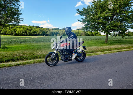 Ruppach Goldhausen, Deutschland. Juni, 2019 21. Ein Motorradfahrer fährt mit einem Yamaha mit 125 ccm über eine Landstraße im Westerwald. Entwurf einer Verordnung des Bundesministeriums für Verkehr veröffentlichte am 21.06.2019 sieht vor, dass Autofahrer kann auch so genannte Leichtkrafträder fallen unter bestimmten Bedingungen. Quelle: Thomas Frey/dpa/Alamy leben Nachrichten Stockfoto