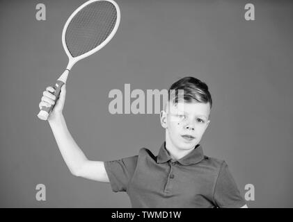 Tennis Fähigkeiten zu üben. Kerl mit Schläger genießen Spiel. Zukünftige Meister. Träumen über Sport Karriere. Athlet kid Tennisschläger auf blauem Hintergrund. Tennis Sport und Unterhaltung. Junge Kind Tennis spielen. Stockfoto