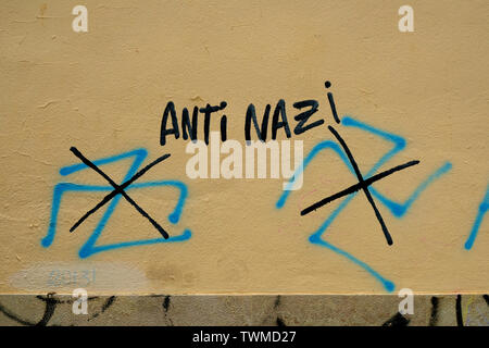 Anti Nazi Graffiti mit zwei Hakenkreuze an die Wand in Granada, Spanien durchquert; Antifaschismus, Antisemitismus, anti-Nazi protestieren. Stockfoto