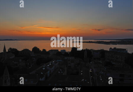 Zadar: Luftaufnahme von der Altstadt und dem Sonnenuntergang, vom Glockenturm der Kirche des hl. Donatus. Kroatien Stockfoto