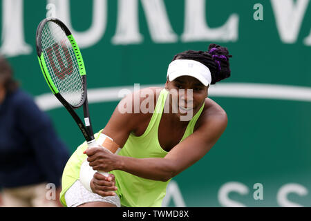 Birmingham, Großbritannien. Juni, 2019 21. Venus Williams aus den USA während ihr Viertelfinale gegen Ashleigh Barty von Australien. Natur Tal Classic 2019, Tennis der Internationale Frauentag, Tag 5 an der Edgbaston Priorat Club in Birmingham, England am Freitag, den 21. Juni 2019. Redaktionelle Verwendung nur. pic von Andrew Obstgarten, Credit: Andrew Orchard sport Fotografie/Alamy leben Nachrichten Stockfoto