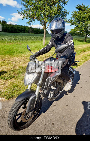 Ruppach Goldhausen, Deutschland. Juni, 2019 21. Ein Motorradfahrer fährt mit einem Yamaha mit 125 ccm über eine Landstraße im Westerwald. Entwurf einer Verordnung des Bundesministeriums für Verkehr veröffentlichte am 21.06.2019 sieht vor, dass Autofahrer kann auch so genannte Leichtkrafträder fallen unter bestimmten Bedingungen. Quelle: Thomas Frey/dpa/Alamy leben Nachrichten Stockfoto