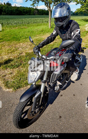 Ruppach Goldhausen, Deutschland. Juni, 2019 21. Ein Motorradfahrer fährt mit einem Yamaha mit 125 ccm über eine Landstraße im Westerwald. Entwurf einer Verordnung des Bundesministeriums für Verkehr veröffentlichte am 21.06.2019 sieht vor, dass Autofahrer kann auch so genannte Leichtkrafträder fallen unter bestimmten Bedingungen. Quelle: Thomas Frey/dpa/Alamy leben Nachrichten Stockfoto