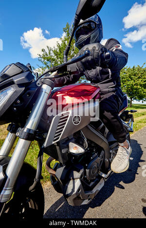 Ruppach Goldhausen, Deutschland. Juni, 2019 21. Ein Motorradfahrer fährt mit einem Yamaha mit 125 ccm über eine Landstraße im Westerwald. Entwurf einer Verordnung des Bundesministeriums für Verkehr veröffentlichte am 21.06.2019 sieht vor, dass Autofahrer kann auch so genannte Leichtkrafträder fallen unter bestimmten Bedingungen. Quelle: Thomas Frey/dpa/Alamy leben Nachrichten Stockfoto