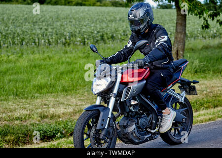 Ruppach Goldhausen, Deutschland. Juni, 2019 21. Ein Motorradfahrer fährt mit einem Yamaha mit 125 ccm über eine Landstraße im Westerwald. Entwurf einer Verordnung des Bundesministeriums für Verkehr veröffentlichte am 21.06.2019 sieht vor, dass Autofahrer kann auch so genannte Leichtkrafträder fallen unter bestimmten Bedingungen. Quelle: Thomas Frey/dpa/Alamy leben Nachrichten Stockfoto