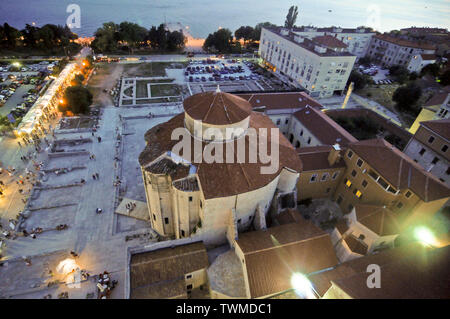 Zadar: Luftaufnahme von der Altstadt und dem Sonnenuntergang, vom Glockenturm der Kirche des hl. Donatus. Kroatien Stockfoto