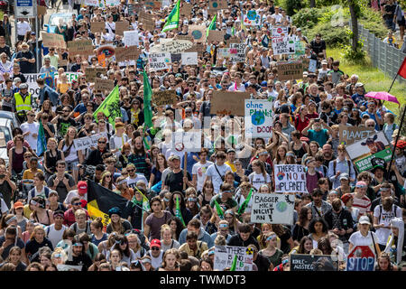 Erste internationale Klimaschutz Demonstration, Klima, Streik, die Bewegung Freitags für Zukunft, in Aachen, mit Zehntausenden participan