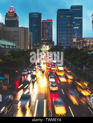 Hetzende Autos in der Stadt, rush hour Stockfoto