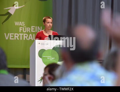 21. Juni 2019, Nordrhein-Westfalen, Dortmund: Merle Bösing, Freitags für zukünftige Dortmund, spricht auf der 37. Deutsche Evangelische Kirchentag zum Thema die Weichen in der Energie- und Klimapolitik. Das Treffen der evangelischen Christen soll auch ein Signal gegen die Spaltung der Gesellschaft, Fremdenfeindlichkeit und eine Verrohung der Sprache zu senden. Foto: Caroline Seidel/dpa Stockfoto