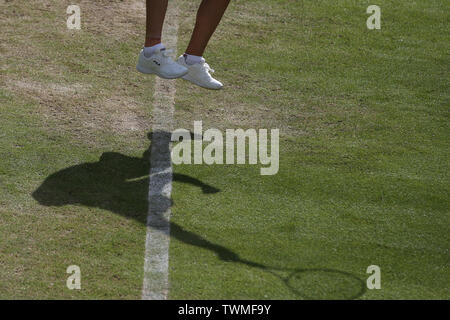 Birmingham, Großbritannien. Juni, 2019 21. Ashleigh Barty von Australien in Ihrem Viertelfinale gegen Venus Williams aus den USA. Natur Tal Classic 2019, Tennis der Internationale Frauentag, Tag 5 an der Edgbaston Priorat Club in Birmingham, England am Freitag, den 21. Juni 2019. Redaktionelle Verwendung nur. pic von Andrew Obstgarten, Credit: Andrew Orchard sport Fotografie/Alamy leben Nachrichten Stockfoto