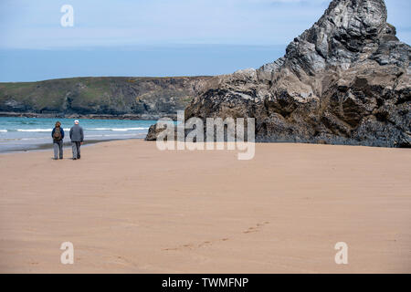 Ältere Paare Wandern am Strand von Bedruthan Steps in Cornwall, England, Großbritannien Stockfoto