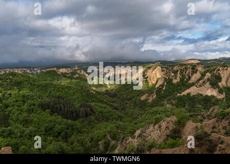 Rozhen Pyramiden - eine einzigartige Pyramide berge Felsen in Bulgarien, in der Nähe von Melnik. Stockfoto