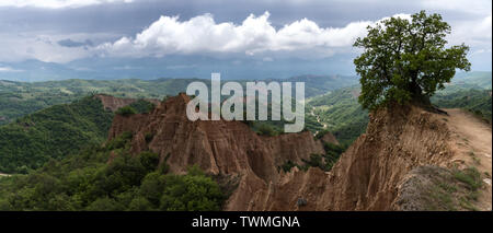Rozhen Pyramiden - eine einzigartige Pyramide berge Felsen in Bulgarien, in der Nähe von Melnik. Stockfoto