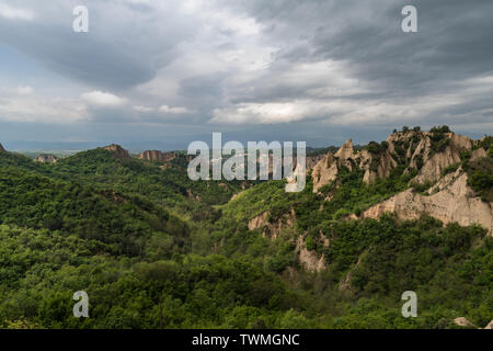 Rozhen Pyramiden - eine einzigartige Pyramide berge Felsen in Bulgarien, in der Nähe von Melnik. Stockfoto