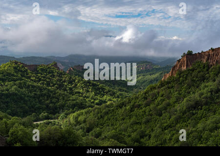 Rozhen Pyramiden - eine einzigartige Pyramide berge Felsen in Bulgarien, in der Nähe von Melnik. Stockfoto