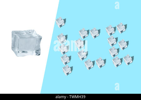 Kreative Gestaltung von Ice Cube über blaues Licht Hintergrund Stockfoto