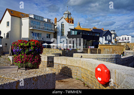 UK, Dorset, Lyme Regis, Gun Cliff Walk, Museum und Theater Stockfoto