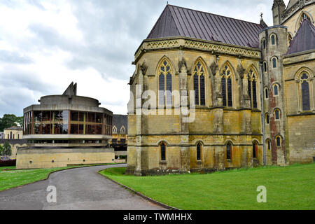 Die Abtei und Klosterkirche mit neue Gebäude der Universitätsbibliothek, Stratton-on-the-Fosse, Somerset, Großbritannien Stockfoto