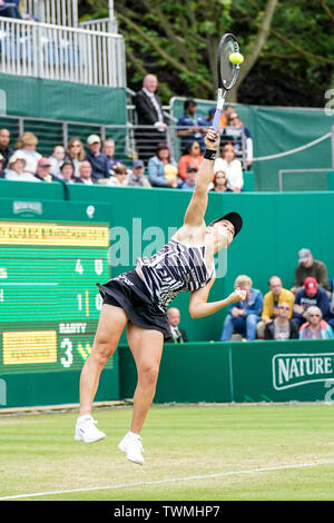 Priorat Club Edgbaston, Birmingham, Großbritannien. Juni, 2019 21. WTA Natur Tal Classic Tennis Turnier; Ashleigh Barty (AUS) in ihrem Viertelfinalegleichen serviert gegen Venus Williams (USA) Credit: Aktion plus Sport/Alamy leben Nachrichten Stockfoto