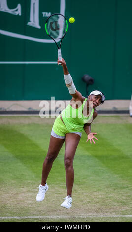 Priorat Club Edgbaston, Birmingham, Großbritannien. Juni, 2019 21. WTA Natur Tal Classic Tennis Turnier; Venus Williams (USA) in ihrem Viertelfinalegleichen serviert gegen Ashleigh Barty (AUS) Credit: Aktion plus Sport/Alamy leben Nachrichten Stockfoto