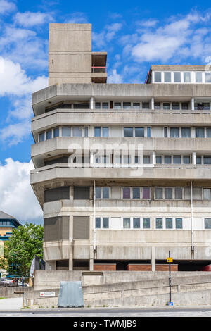 Wyndham Court ein Block von Sozialwohnungen in Southampton, gebaut im brutalistischen Architekturstil der 1960er Jahre vor blauem Himmel, England, Großbritannien, Stockfoto