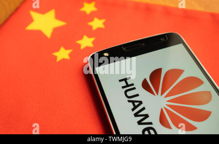 Bangalore, Indien, Juni 4, 2019 Huawei Logo in Mobile auf der Chinesischen Flagge Stockfoto