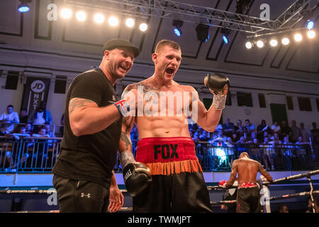 London, Großbritannien. 21 Jun, 2019. Duane Sinclair vs Anthony Fox-Light-Heavyweight Wettbewerb während Matchroomboxing präsentiert Conor Benn vs Jussi Koivula - WBA Continental Welterweight Championship - Wiegen - in Stratford Circus Arts Center am Freitag, 21. Juni 2019 in London, Vereinigtes Königreich. (Nur redaktionelle Nutzung, eine Lizenz für die gewerbliche Nutzung erforderlich. Keine Verwendung in Wetten, Spiele oder einer einzelnen Verein/Liga/player Publikationen.) Credit: Taka G Wu/Alamy leben Nachrichten Stockfoto