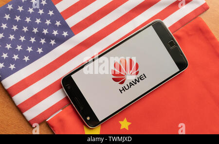 Bangalore, Indien, 4. Juni 2019: Huawei Logo in Mobile, auf die USA und China Flagge gehalten Stockfoto